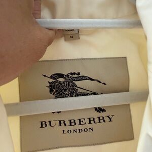 Burberry London Cream Short Trench Coat. 100% Authentic